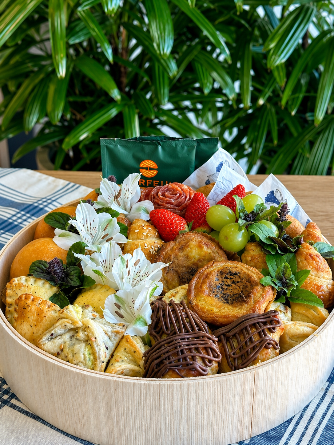 Cesta Afeto em base de madeira com salgados folhados, flor de salame, morangos e doces.